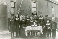 RO_MIDDELWEG_06 De familie Kruik voor hun woning de boerderij Stuijvenburg . V.l.n.r. 1. Huigje, 2.Kaatje,3. K.F.M. van ...