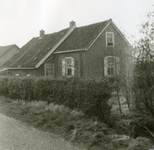 RO_MIDDELWEG_08 Oude woning langs de Middelweg, gesloopt in 1974 (Voorzijde); 1974
