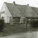 RO_MIDDELWEG_09 Oude woning langs de Middelweg, gesloopt in 1974 (voorzijde); 1974
