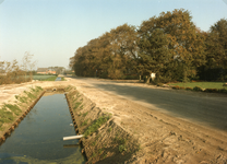 RO_MIDDELWEG_13 Opgeknapte verbeterde sloot, berm en wegdek langs de Middelweg; 1995