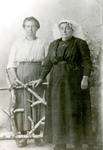 RO_PERSONEN_139 Mevrouw Lugtenburg in streekdracht (rechts) en een onbekende dame; ca. 1920