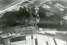 RO_QUACKJESWATER_06 Luchtfoto van het Quackjeswater (links) en het Rondeweibos (rechts). Op de voorgrond de Duindijk; 1938