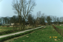 RO_RIETDIJK_03 De Rietdijk in oude staat voor de verbreding, de afrastering is reeds verplaatst naar rechts. Links de ...