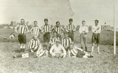 RO_SPORT_01 Voetbalvereniging Rockanje. Op het terrein aan de Dorpsweg. v.l.n.r. achterste rij Jan Noordermeer, Piet ...