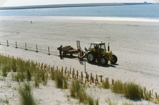 RO_STRAND_28 Het opnieuw aanbrengen van de afrastering tussen strand en duinen.; 1990