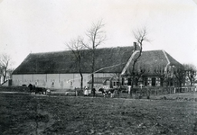 RO_STRYPSEDIJK_01 De boerderij Kloosterstee van de familie van Rij; ca. 1900