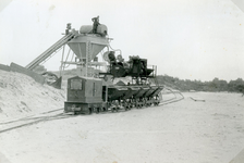 RO_TWEEDESLAG_08 Aanleg Tweede Slag met parkeerterrein. Vervoer van zand per lorry op een spoorlijn; Juli 1956