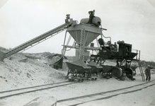 RO_TWEEDESLAG_10 Aanleg Tweede Slag met parkeerterrein. Vervoer van zand per lorry op een spoorlijn; Juli 1956