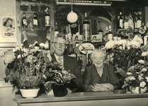 RO_VERLENGDELODDERLANDSEDIJ_13 Café Berkenrode, eigenaar Piet van den Berg met zijn vrouw; ca. 1940