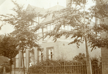 RO_WILLEMDEWAALSTRAAT_11 De pastorie van de Kerk. In de deuropening staat de dienstbode Willemina Rietdijk, later ...