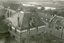 RO_WILLEMDEWAALSTRAAT_27 Luchtfoto's genomen vanaf de kerktoren, met op voorgrond de pastorie aan de Dorpsweg; 1954