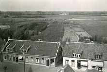 RO_WILLEMDEWAALSTRAAT_28 Luchtfoto's genomen vanaf de kerktoren, huizen langs de Dorpsweg, v.l.n.r. woning van mevr. ...