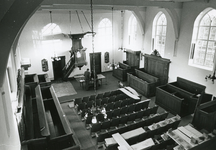 RO_WILLEMDEWAALSTRAAT_60 Het interieur van de Hervormde Kerk: overzicht van de kerkbanken en de preekstoel; 12 december 1985