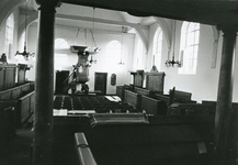 RO_WILLEMDEWAALSTRAAT_61 Het interieur van de Hervormde Kerk: overzicht van de kerkbanken en de preekstoel; 12 december 1985