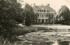 RO_WINDGATSEWEG_08 Voorzijde van Volkshogeschool Olaertsduin, met vijver; 1952