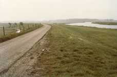 SH_BIERTSEDIJK_01 De Biertsedijk langs De Bernisse, op de achtergrond Zuidland; ca. 1985