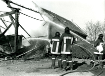 SH_DORPSWEG_18 De brandweer blust een brand in een schuur langs de Dorpsweg in Biert; 4 november 1997