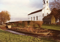 SH_LAGEWEG_01 De kerk van Simonshaven, met op de voorgrond een afvalwaterzuivering; 1990