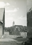 SH_LAGEWEG_11 De kerk van Simonshaven, op de voorgrond een mestvaalt; 20 oktober 1961