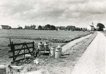 SH_LAGEWEG_12 De kerk van Simonshaven, op de voorgrond melkbussen; ca. 1961