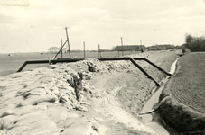 SH_WATERSNOODRAMP_09 Zandzakken verstevigen de dijk; Februari 1953