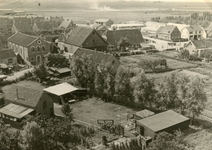 SP_ACHTERSTRAAT_001 Panorama vanaf de kerktoren op Achterweg, met de christelijk gereformeerde kerk; ca. 1950