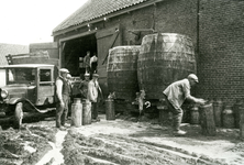 SP_ACHTERSTRAAT_021 Personeel van Zuivelfabriek De Planeet verwerkt overtollige wei; ca. 1938