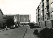SP_AKELEISTRAAT_011 Zicht op de Oude Maas en de raffinaderij van Shell vanaf de flat langs de Akeleistraat; November 1972