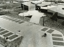 2SP_ANTHONIUSVDNOOTSTRAAT_010 Parkeerplaats en bibliotheek, gezien vanuit de Marrewijkflat; 1972