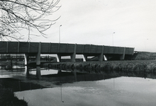 SP_BALJUWLAAN_002 Spijkenisse; De brug van de Baljuwlaan over de Vierambachtenboezem, ca. 1985
