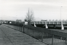 SP_BALJUWLAAN_003 Spijkenisse; De brug van de Baljuwlaan over de Vierambachtenboezem, gezien vanaf de naastgelegen ...