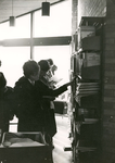 SP_BIBLIOTHEEK_002 Grote belangstelling voor de nieuw geopende bibliotheek; December 1977