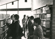 SP_BIBLIOTHEEK_003 Grote belangstelling voor de nieuw geopende bibliotheek; December 1977