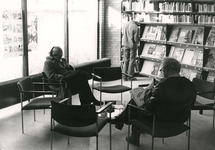 SP_BIBLIOTHEEK_004 Grote belangstelling voor de nieuw geopende bibliotheek; December 1977