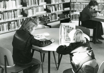 SP_BIBLIOTHEEK_005 Grote belangstelling voor de nieuw geopende bibliotheek; December 1977