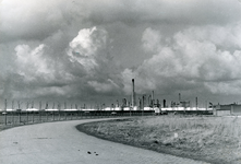 SP_BORGTWEG_001 Rijksinrichting voor Jongens De Hartelborgt, op de achtergrond de Esso Raffinaderij; 1999