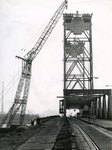 SP_BRUGGEN_BOTLEKBRUG_016 De Botlekbrug met de drijvende bak Ajax; 8 september 1979
