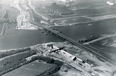 SP_BRUGGEN_BOTLEKBRUG_017 Luchtfoto van de Botlekbrug en de aanleg van de Botlektunnel; 1978