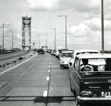 SP_BRUGGEN_BOTLEKBRUG_018 File voor de Botlekbrug; Juni 1968