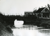 SP_BRUGGEN_DERDEHEULBRUG_002 Spijkenisse; De Derde Heulbrug over de boezem, ter hoogte van de Kerkstraat. Rechts het ...