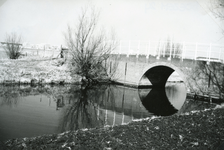 SP_BRUGGEN_DERDEHEULBRUG_003 Spijkenisse; De Derde Heulbrug over de boezem, ter hoogte van de Kerkstraat, 1962