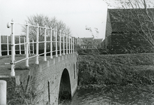 SP_BRUGGEN_DERDEHEULBRUG_004 Spijkenisse; De Derde Heulbrug over de boezem, ter hoogte van de Kerkstraat, 1985
