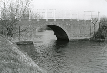 SP_BRUGGEN_DERDEHEULBRUG_005 Spijkenisse; De Derde Heulbrug over de boezem, ter hoogte van de Kerkstraat, 1985