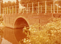 SP_BRUGGEN_DERDEHEULBRUG_006 Spijkenisse; De Derde Heulbrug over de boezem, ter hoogte van de Kerkstraat, 1988