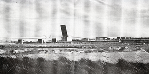 SP_BRUGGEN_HARTELBRUG_001 Overzichtfoto van de Hartelbrug in aanbouw, met openstaand brugdeel; 31 oktober 1968
