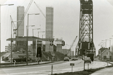 SP_BRUGGEN_SPIJKENISSERBR_056 De pijler van de nieuwe Spijkenisserbrug in aanbouw; 15 april 1977