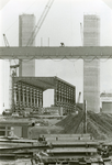 SP_BRUGGEN_SPIJKENISSERBR_057 De pijler van de nieuwe Spijkenisserbrug in aanbouw; 15 april 1977