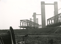 SP_BRUGGEN_SPIJKENISSERBR_077 Het plaatsen van een brugdeel van de oude Moerdijkbrug in de nieuwe Spijkenisserbrug; Mei 1978