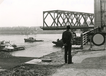 SP_BRUGGEN_SPIJKENISSERBR_078 Het plaatsen van een brugdeel van de oude Moerdijkbrug in de nieuwe Spijkenisserbrug; Mei 1978