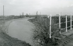 SP_BRUGGEN_VIERDEHEULBRUG_003 Spijkenisse; De Vierde Heulbrug over de boezem, ter hoogte van de Mallendijk, 1973